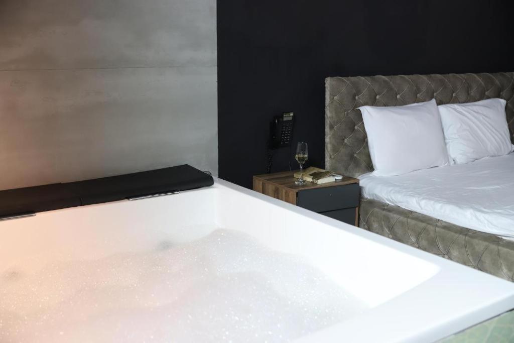 Hotel Gloria Ks 프리슈티나 외부 사진